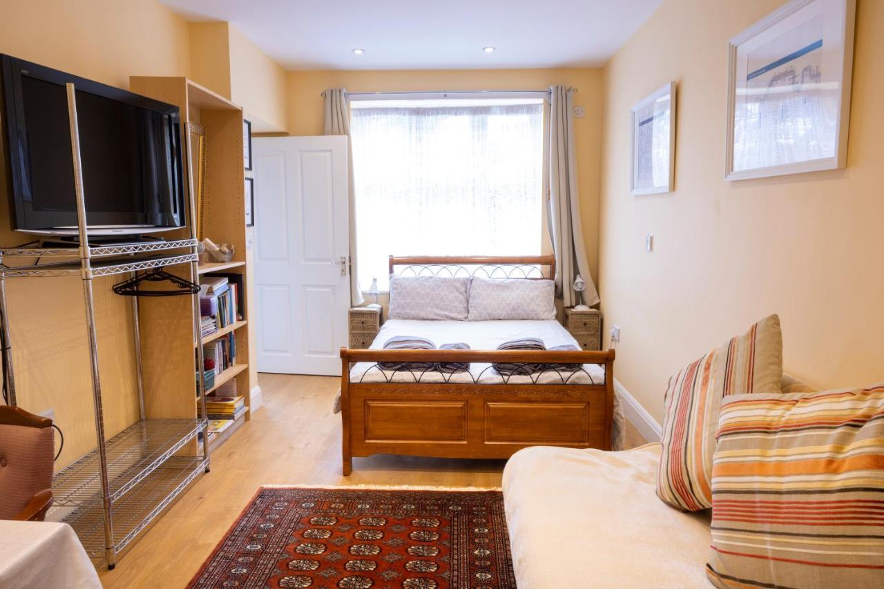 London Vegetarian Smoke & Pet Free En-Suite With Ev Parking Edgware Eksteriør billede