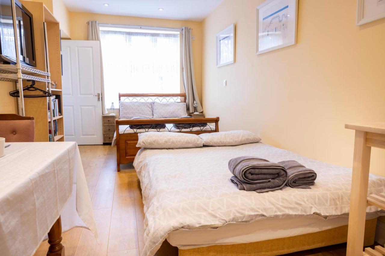 London Vegetarian Smoke & Pet Free En-Suite With Ev Parking Edgware Eksteriør billede