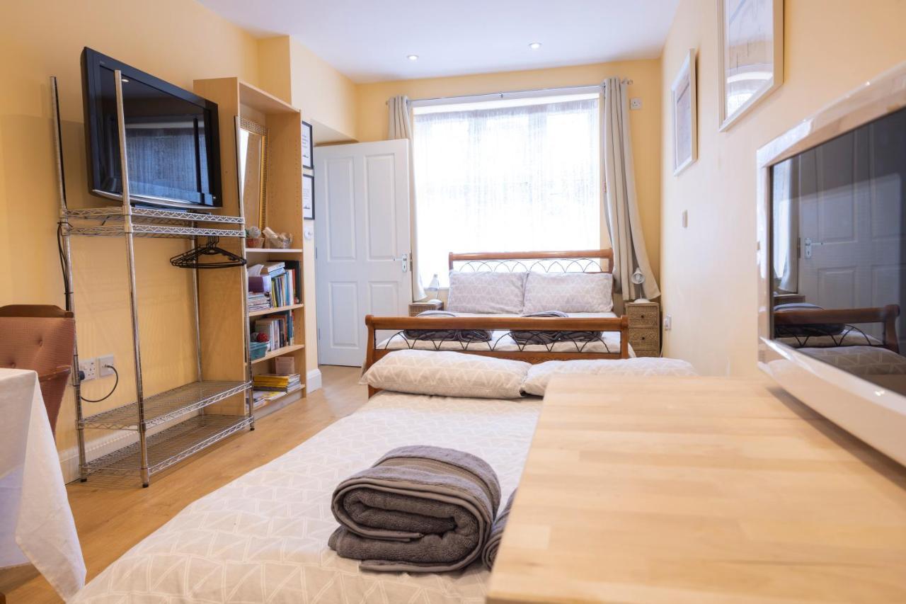 London Vegetarian Smoke & Pet Free En-Suite With Ev Parking Edgware Eksteriør billede