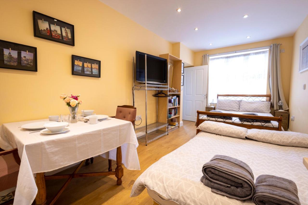 London Vegetarian Smoke & Pet Free En-Suite With Ev Parking Edgware Eksteriør billede
